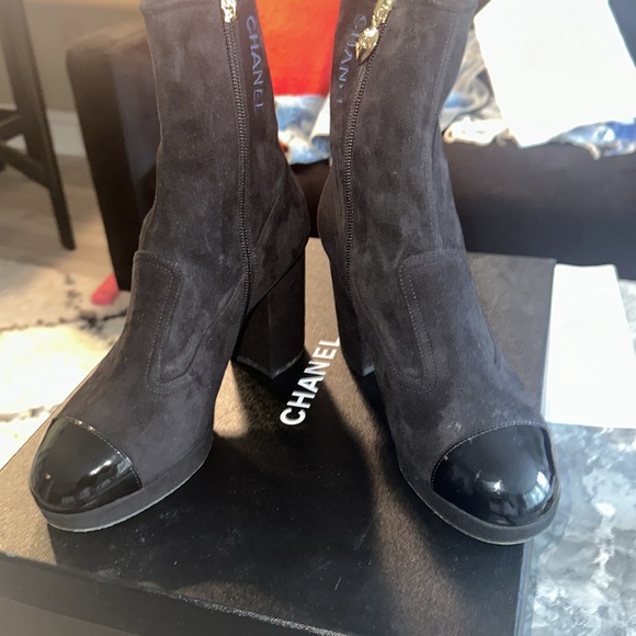 AUTHENTIC CHANEL BLACK SUEDE BOOTIES WITH PATENT TOE - Picture 5 of 9
